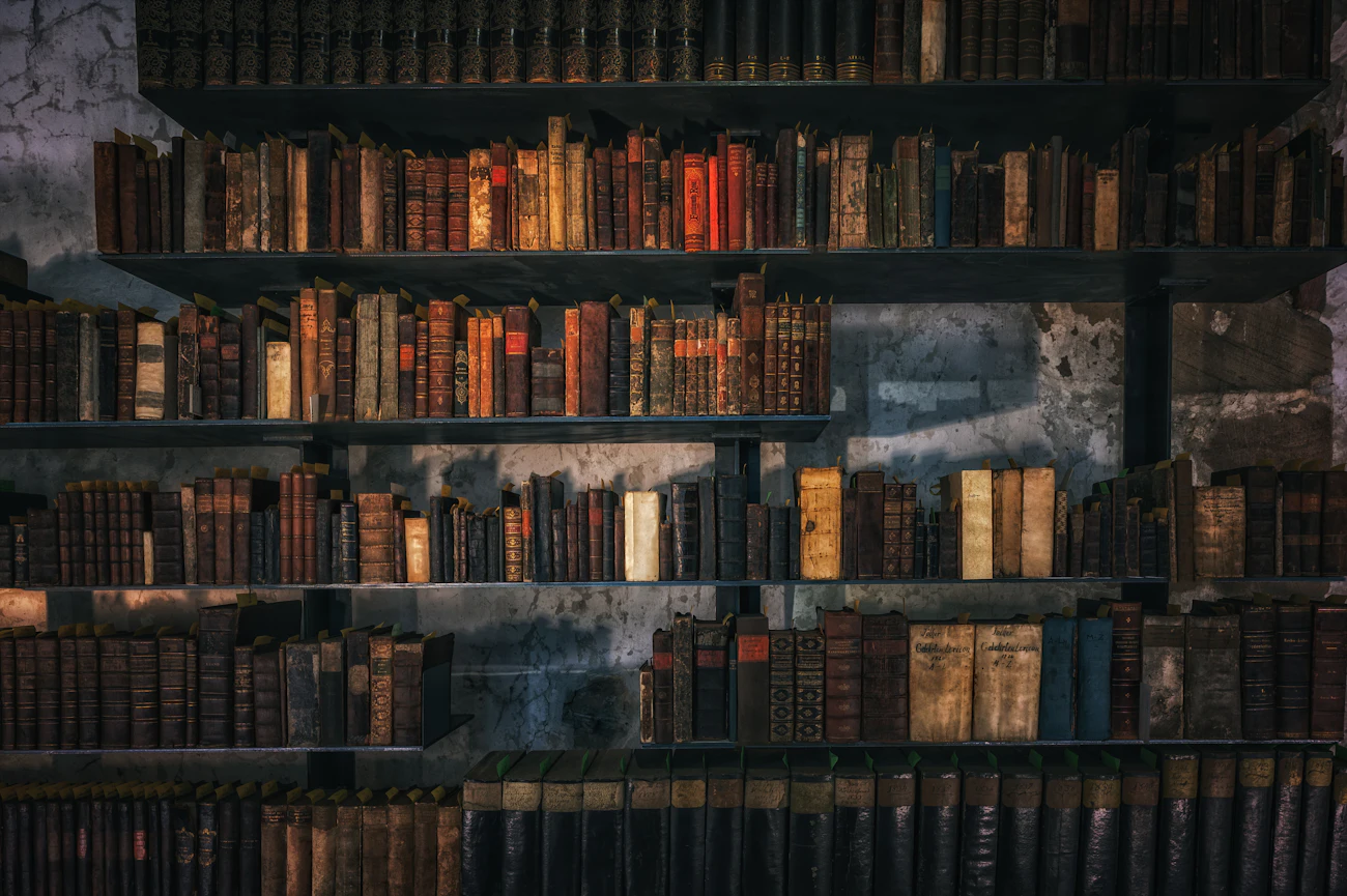 Biblioteca antigua con estanterías de madera repletas de libros