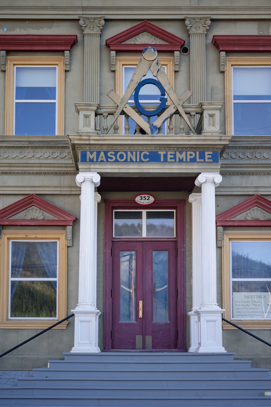 Fachada de la entrada de un templo masónico con columnas blancas